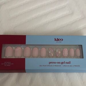 kleo Kolor Pink Press-On Gel Nails